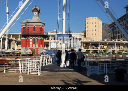 Pont tournant et la tour de l'horloge, le waterfront, Cape Town, Western Cape, Afrique du Sud Banque D'Images