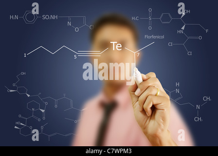 L'enseignant écrit asiatique formule scientifique sur le tableau blanc. Banque D'Images