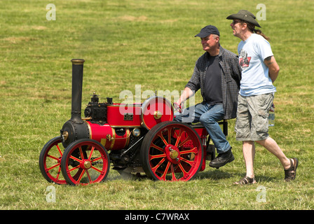 Une échelle de 6' Ruston Proctor et tracteur à vapeur traversant c'est stimule à la vapeur Wiston rassemblement à West Sussex. Banque D'Images