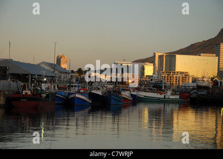 Bateaux de pêche au port , Cape Town, Western Cape, Afrique du Sud Banque D'Images