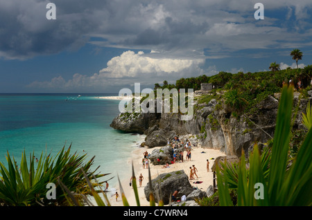 Sea Cliff à Tulum Mexique avec baigneurs sur la plage de sable et du temple 54 sur la mer des Caraïbes, péninsule du Yucatan Banque D'Images