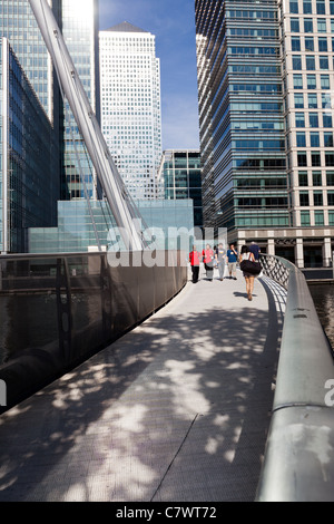 Passerelle au-dessus de South Dock à l'Ouest Hiver Canary Wharf, Londres, Angleterre, Royaume-Uni. Banque D'Images