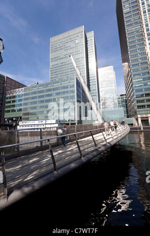 Passerelle au-dessus de South Dock à l'Ouest Hiver Canary Wharf, Londres, Angleterre, Royaume-Uni. Banque D'Images