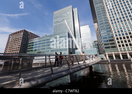 Passerelle au-dessus de South Dock à l'Ouest Hiver Canary Wharf, Londres, Angleterre, Royaume-Uni. Banque D'Images