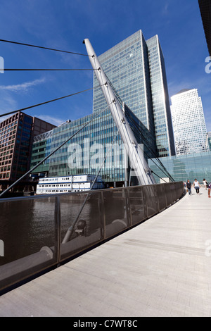 Passerelle au-dessus de South Dock à l'Ouest Hiver Canary Wharf, Londres, Angleterre, Royaume-Uni. Banque D'Images