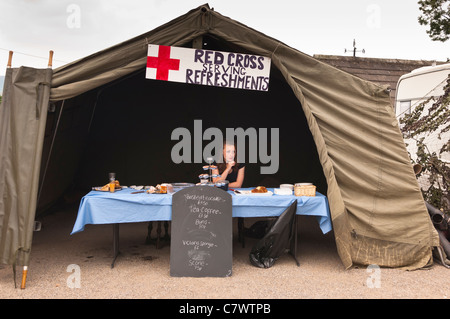 Une croix rouge, rafraîchissements stand au 1940 week-end à Leyburn dans Yorkshire du Nord, en Angleterre, Grande-Bretagne, Royaume-Uni Banque D'Images