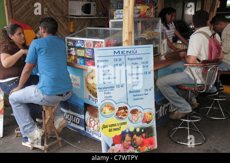 Managua Nicaragua,Avenida Simon Bolivar,Plaza Inter,stand de nourriture,kiosque,comptoir,tabouret,collations,snack-food,local fast food,cuisine traditionnelle,menu,réseau espagnol Banque D'Images