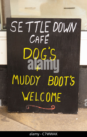 Un panneau accueillant les chiens et des bottes à un café à s'installer dans le Nord du Yorkshire , Angleterre , Angleterre , Royaume-Uni Banque D'Images