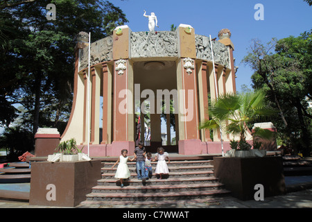 Managua Nicaragua,Central Park,Amérique Latine,Area Monumental,belvédère,Frieze,conquête espagnole,histoire indigène,filles hispaniques,enfants de sexe féminin Banque D'Images