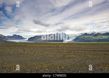 La plaine d'inondation glaciaire Skeidararsandur et Skaftafellsjokull, une partie de l'énorme glacier de Vatnajokull dans le sud-est de l'Islande. Banque D'Images