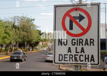 Managua Nicaragua,Amérique centrale,Avenida Simon Bolivar,rue,circulation,route,panneau,logo,information,interdit,no,symbole,pas de virage à droite,espagnol,fn,17 Banque D'Images