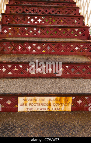 Un signe sur le pont à la gare de chemin de fer à s'installer dans le Nord du Yorkshire , Angleterre , Angleterre , Royaume-Uni Banque D'Images