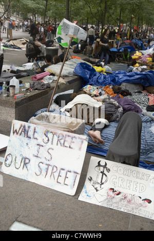 Occupy Wall Street : un mouvement sans leader fatigué de la cupidité et de la corruption dans les gouv. & Corporate America. Zuccotti Park NYC Banque D'Images