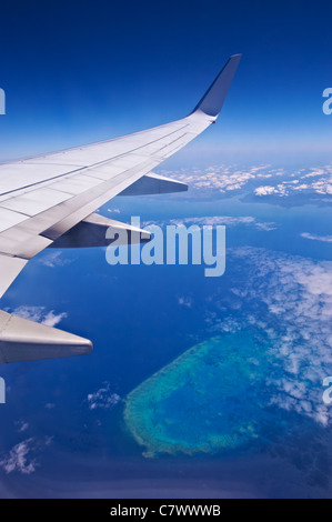 Vue d'une compagnie aérienne survolant la Grande Barrière de corail en Australie Banque D'Images