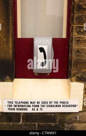 Un téléphone pour parler au préposé aux signaux à la gare à s'installer dans le Nord du Yorkshire , Angleterre , Angleterre , Royaume-Uni Banque D'Images