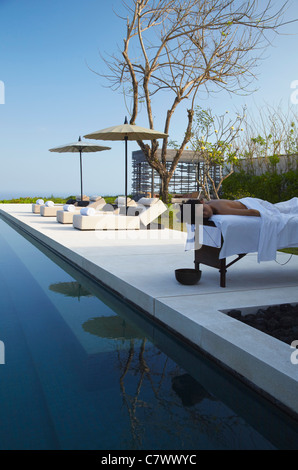 Woman enjoying massage au Alila Villas boutique hotel, Ulu Watu, Bali, Indonésie Banque D'Images