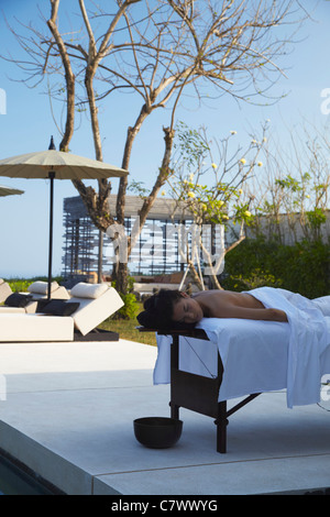 Woman enjoying massage au Alila Villas boutique hotel, Ulu Watu, Bali, Indonésie Banque D'Images