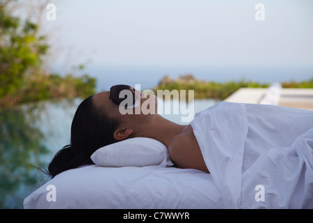 Woman enjoying massage au Alila Villas boutique hotel, Ulu Watu, Bali, Indonésie Banque D'Images