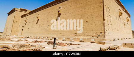 Image panoramique de la célèbre sculptures en relief sur les côtés et l'arrière des murs extérieurs du Temple d'Hathor à Dendérah, Egypte Banque D'Images