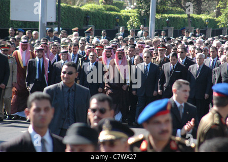 Chefs d'État et des personnalités à pied avec l'Égypte, Moubarak Ben Ali de la Tunisie, l'Arabie, le Roi Abdallah, à l'enterrement de Yasser Arafat au Caire Banque D'Images