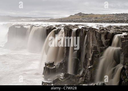 Selfoss waterfall (juste en amont de la cascade Dettifoss) sur le fleuve Jökulsá á Fjöllum près de 73320 dans le nord-est de l'Islande. Banque D'Images