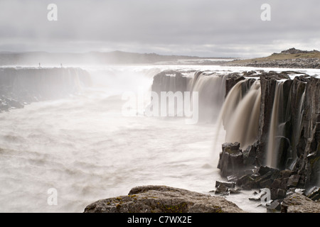 Selfoss waterfall (juste en amont de la cascade Dettifoss) sur le fleuve Jökulsá á Fjöllum près de 73320 dans le nord-est de l'Islande. Banque D'Images