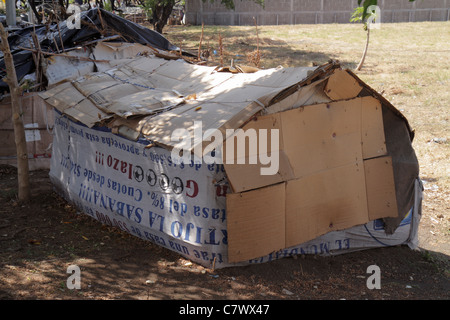 Managua Nicaragua,Amérique centrale,Avenida Simon Bolivar,protestation,squatters,maisons en carton,huttes,cabanes,responsabilité sociale des entreprises,Grupo PEL Banque D'Images