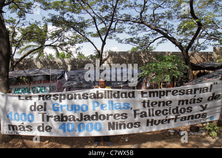 Managua Nicaragua,Avenida Simon Bolivar,proteste,squatters,cartonnerie,huttes,cabanes,responsabilité sociale d'entreprise,Grupo Pella,productrice de sucre,expo Banque D'Images