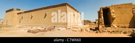 Vue panoramique de la sculptures en relief sur la paroi extérieure du Temple d'Hathor à Dendérah Banque D'Images