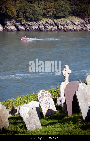 Vue du château de Dartmouth de bateau de pêche et pierres tombales,rivière Dart, Kingswear, décès, décès de pêche Banque D'Images