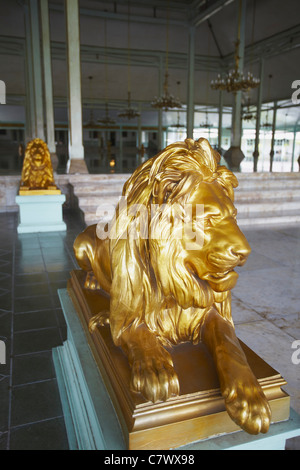 L'intérieur de statues Lion Puri Palais Mangkunegaran (palais de la deuxième maison de Solo), Solo, Java, Indonésie Banque D'Images