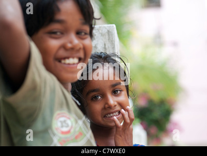 Les jeunes Indiens de caste inférieure pauvre garçon et fille de la rue. Focus sélectif. Banque D'Images