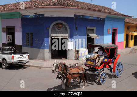 Grenade Nicaragua,Amérique centrale,Calle Vega,patrimoine colonial,quartier,scène de rue,coin,bâtiment,coloré,tuiles de toit,chevaux charognes Banque D'Images