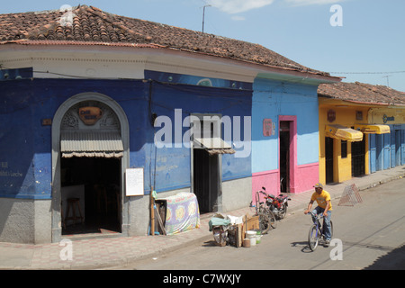 Grenade Nicaragua,Amérique centrale,Calle Vega,patrimoine colonial,quartier,scène de rue,coin,bâtiment,coloré,cycliste,homme hispanique hommes homme adulte Banque D'Images