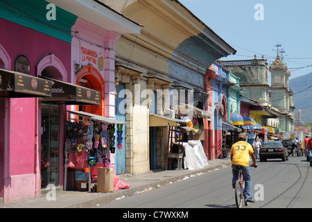 Grenade Nicaragua,Amérique centrale,Calle Atravesada,patrimoine colonial,quartier,scène de rue,bâtiment,shopping shopper shoppers shopping magasins marché ma Banque D'Images