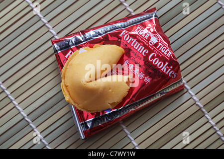 Biscuit de fortune chinois sur Tiger Tiger Fortune Cookies pack Banque D'Images