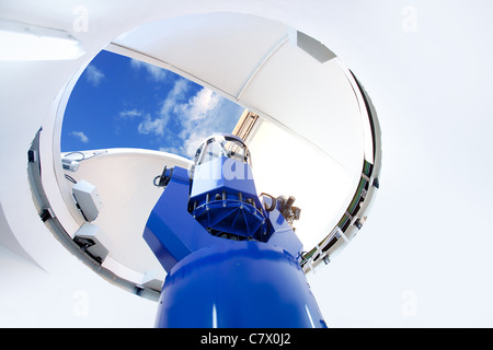 Télescope de l'observatoire astronomique ciel bleu à l'intérieur Banque D'Images