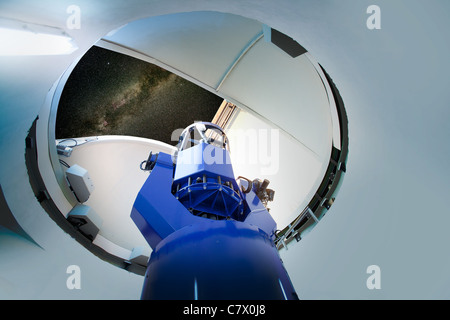 Télescope de l'observatoire astronomique du ciel nocturne à l'intérieur Banque D'Images