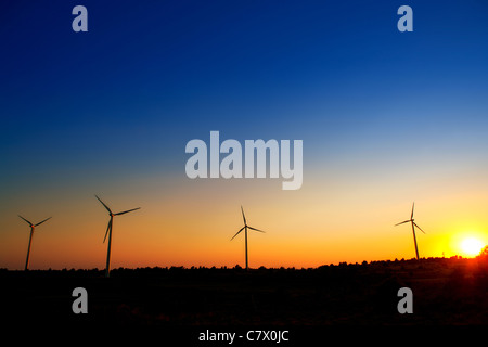 Aerogenerator éoliennes sur fond de ciel coucher de soleil Banque D'Images