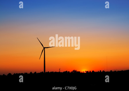 Aerogenerator éoliennes sur fond de ciel coucher de soleil Banque D'Images