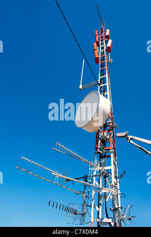 Répéteur avec mât de l'antenne malpropre tv radio et téléphone Banque D'Images