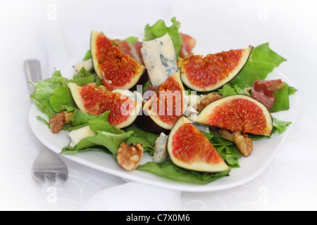 Avec salade de figues, fromage bleu, prosciutto et noyer Banque D'Images