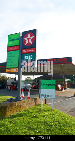 Station service Texaco avec Co-operative food store UK Banque D'Images