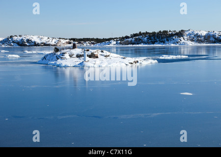Les petites îles dans la mer en hiver paysage. Nynashamn (Suède). Banque D'Images