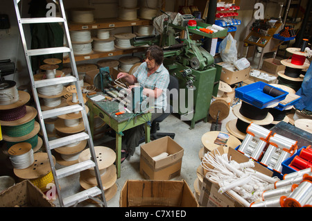 Une femme dans la fabrication de cordes en Ropemakers Hawes dans Wensleydale dans Yorkshire du Nord , Angleterre , Angleterre , Royaume-Uni Banque D'Images