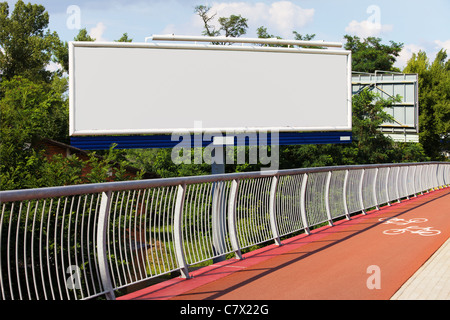 Grand blank billboard à côté de la piste cyclable Banque D'Images