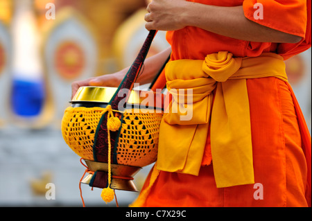 Des moines bouddhistes à marcher avec bol de moine à la collecte de nourriture le matin. La liste de l'UNESCO ville du patrimoine mondial de Luang Prabang Banque D'Images