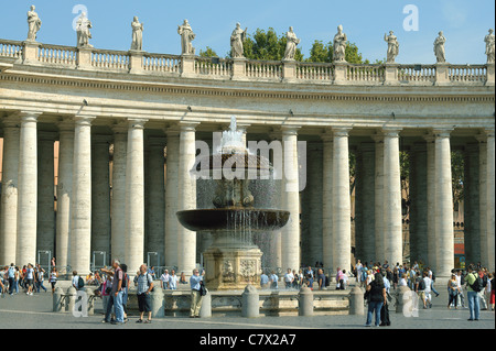 Colonnade du Bernin s et la fontaine de la Piazza San Pietro Rome Banque D'Images