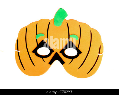 Masque d'Halloween pour enfants dans la forme d'une citrouille sur un fond blanc avec un clipping Psath et aucun peuple Banque D'Images