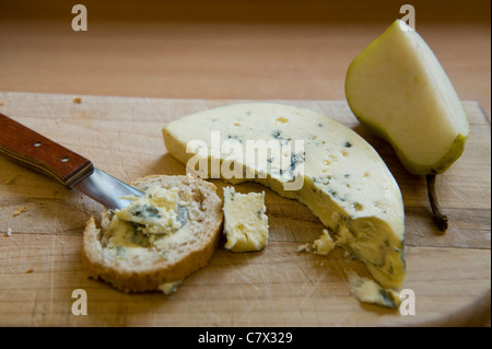 Bluecheese avec poires et pain sur une planche en bois éclairé par LED Banque D'Images